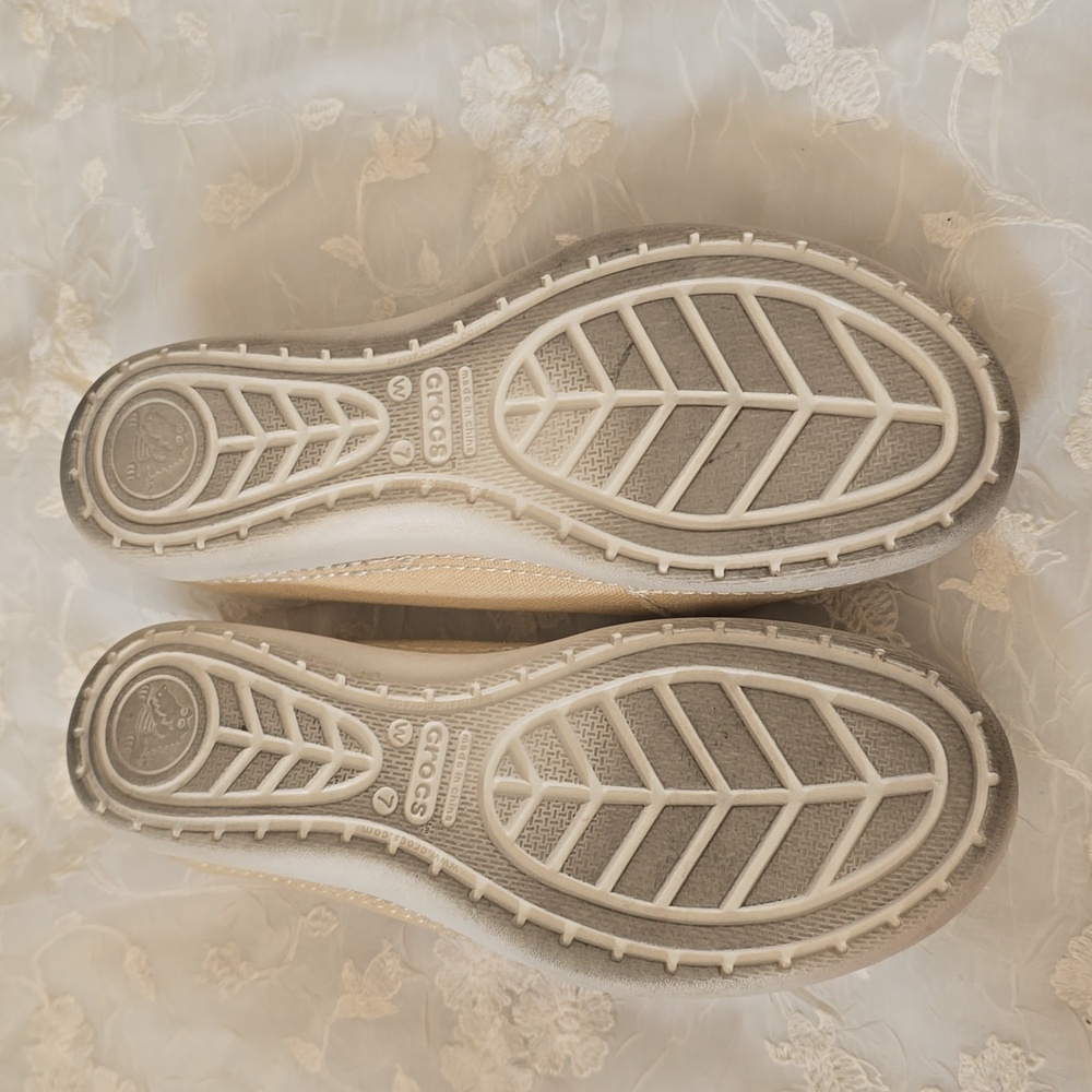 Crocs Size 7W - Picture 2 of 2